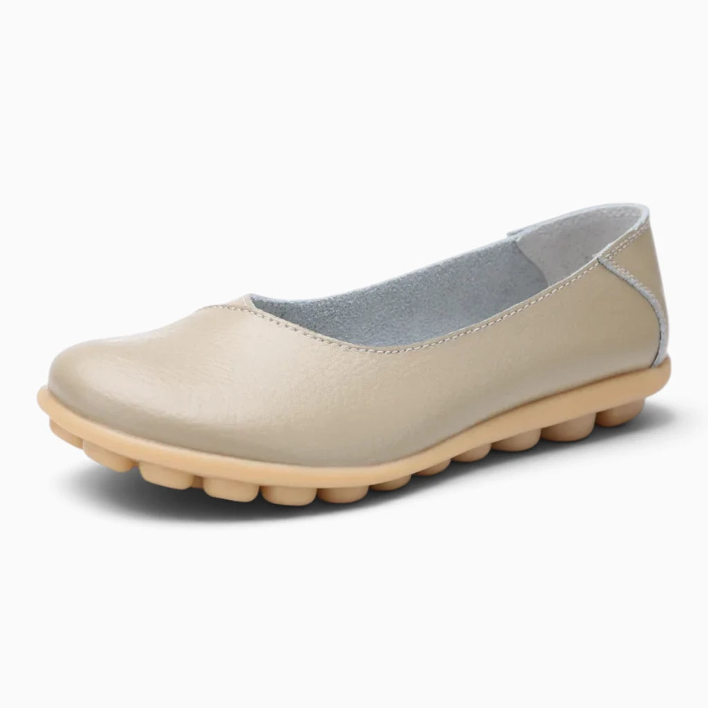 Mocassin femme luxe porté au quotidien en ville avec semelle antidérapante