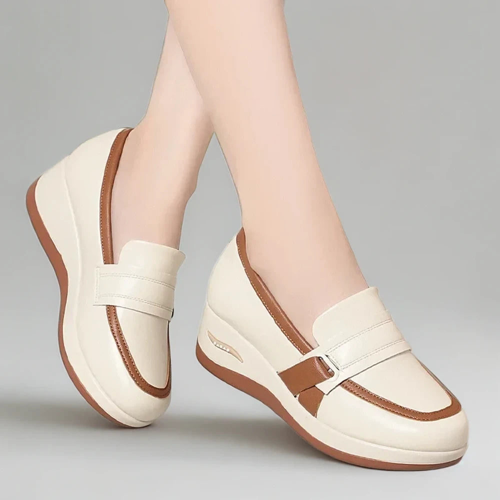 Détail du cuir souple du mocassin italienne pour femme vue de profil
