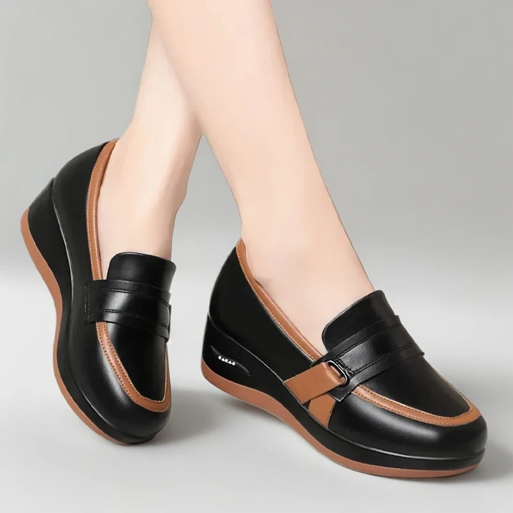 Mocassin italienne noire élégante portée avec un pantalon tailleur au bureau