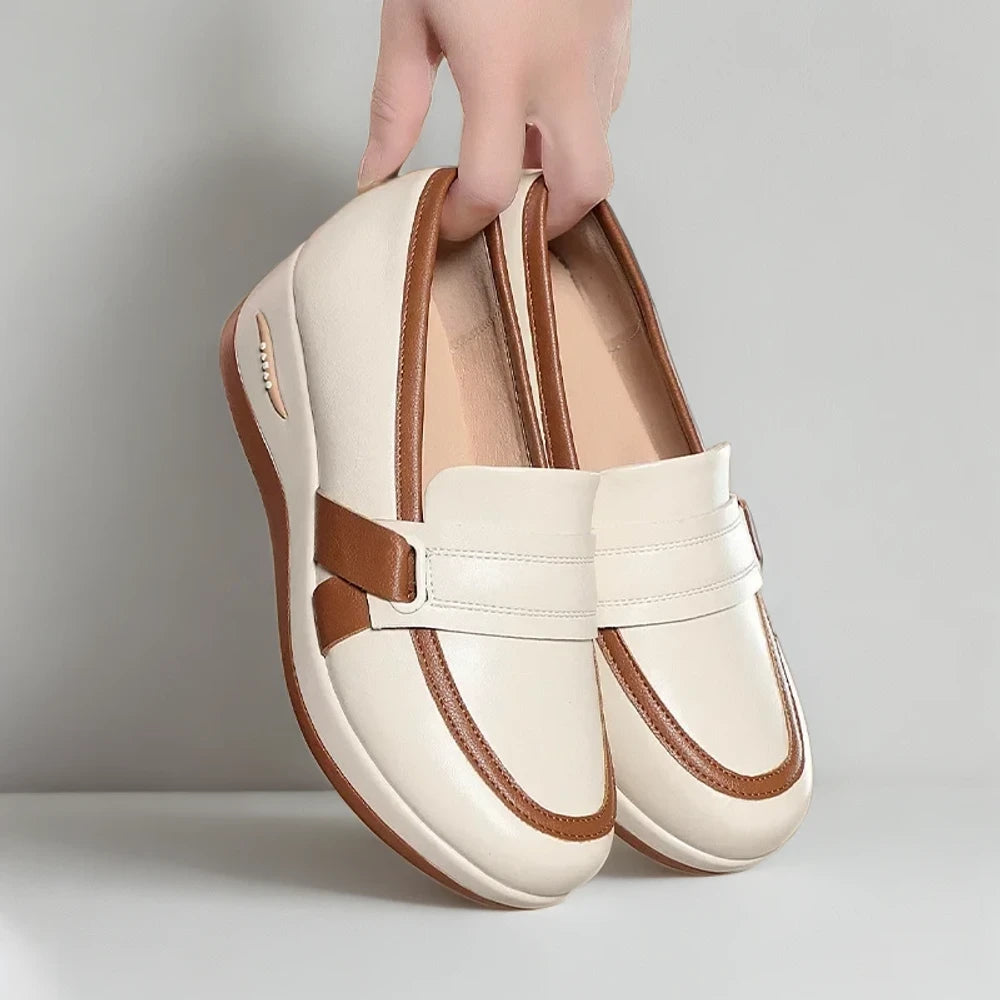 Mocassin italienne noire affinée associée à une robe fluide élégante