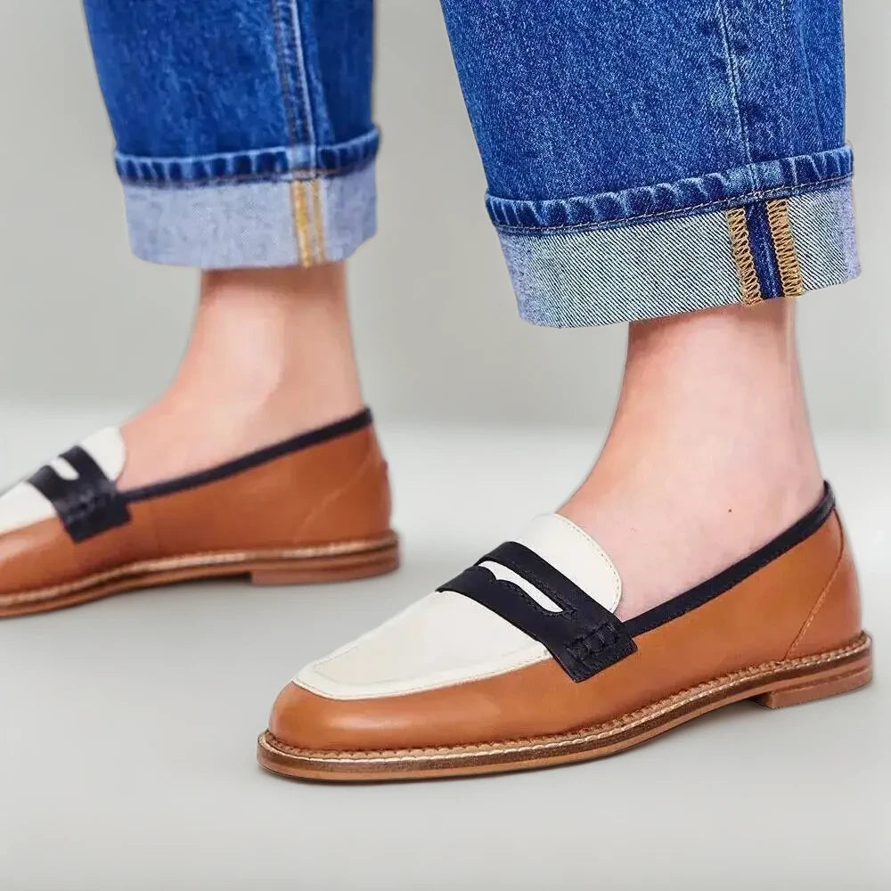 Détail du mocassin lanière rose pâle, talon bas pratique pour la marche
