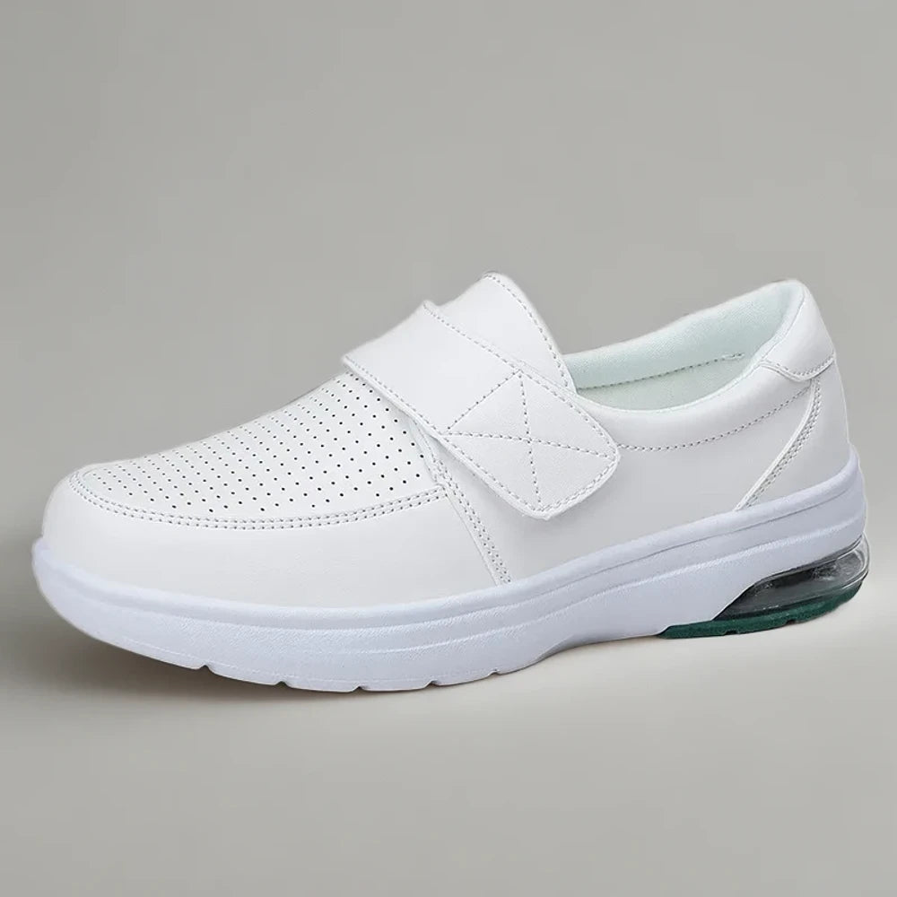 Mocassins larges femme noirs, vue de profil sur semelle antidérapante