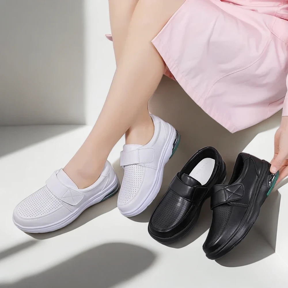 Mocassins femme large noir et blanc, détail de la semelle stabilisante