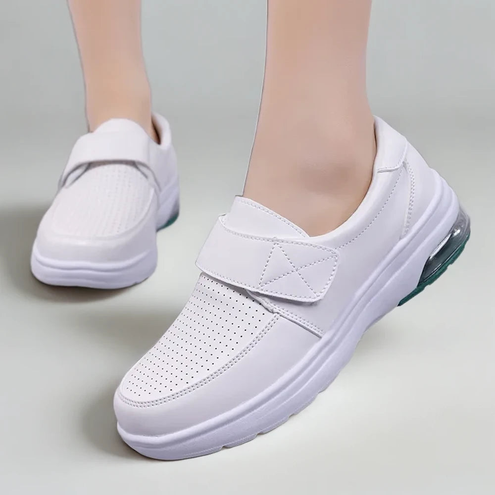 Mocassin large femme porté avec pantalon, allure professionnelle et décontractée