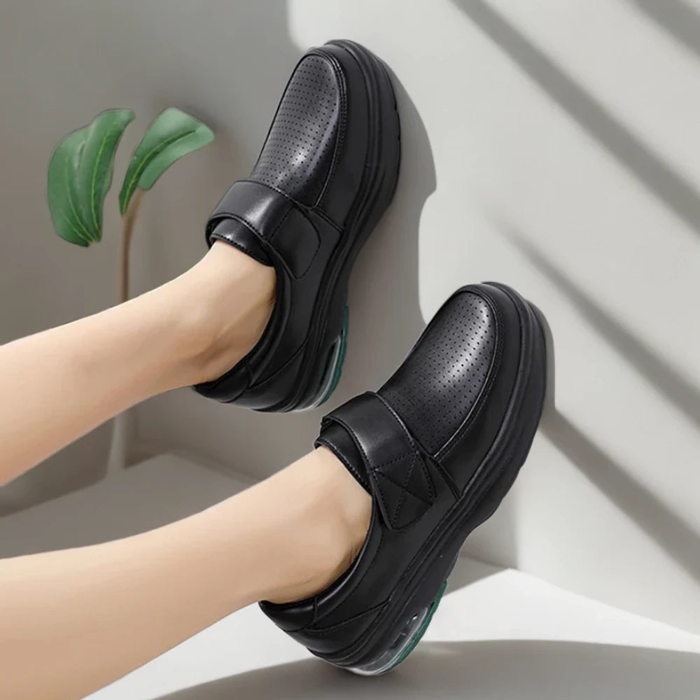 Vue de dessus mocassin large femme blanc, design plateforme moderne
