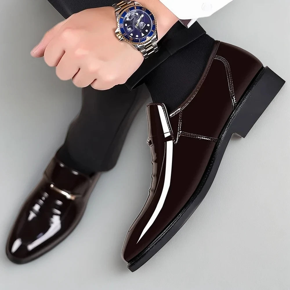 Détail du cuir verni du mocassin loafer homme avec reflet lumineux