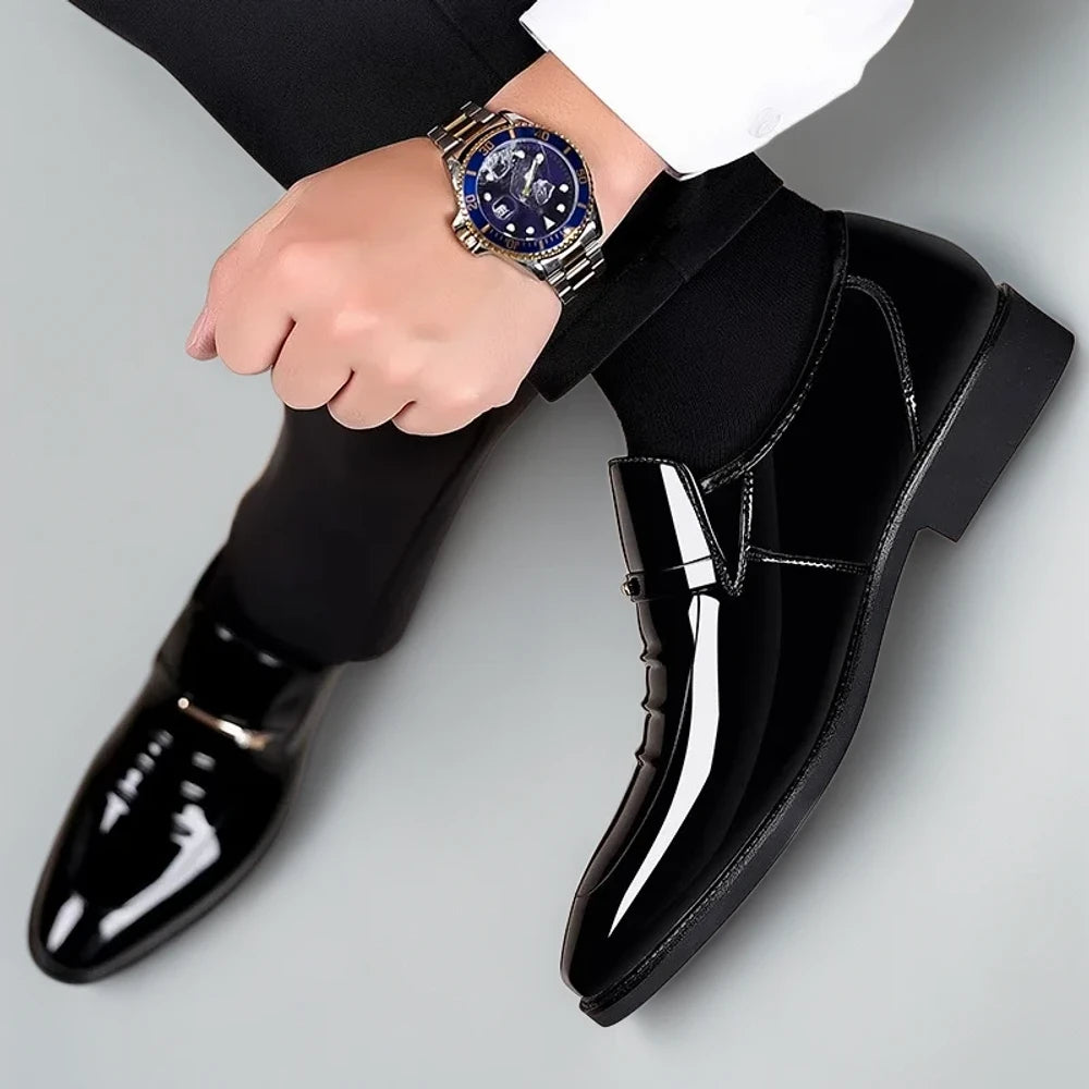Mocassin loafer homme porté en tenue de bureau professionnelle