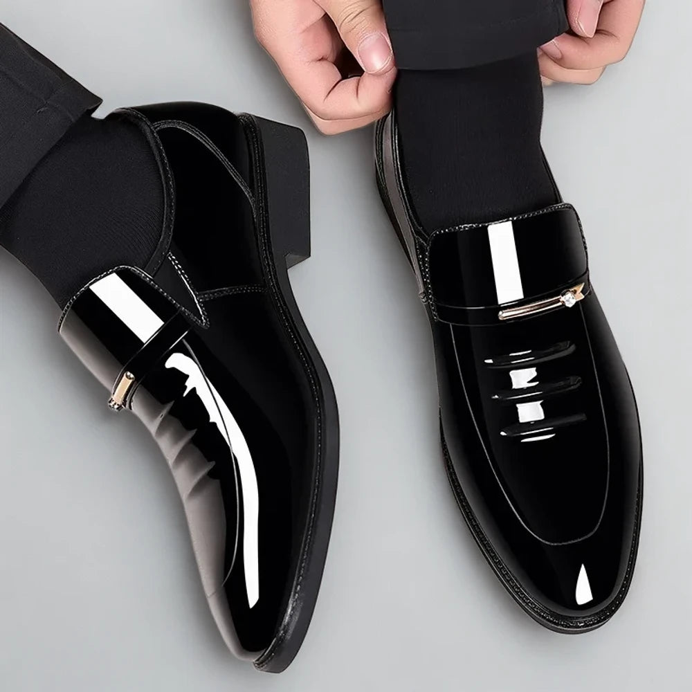 Mocassin loafer homme marron foncé, silhouette épurée et raffinée