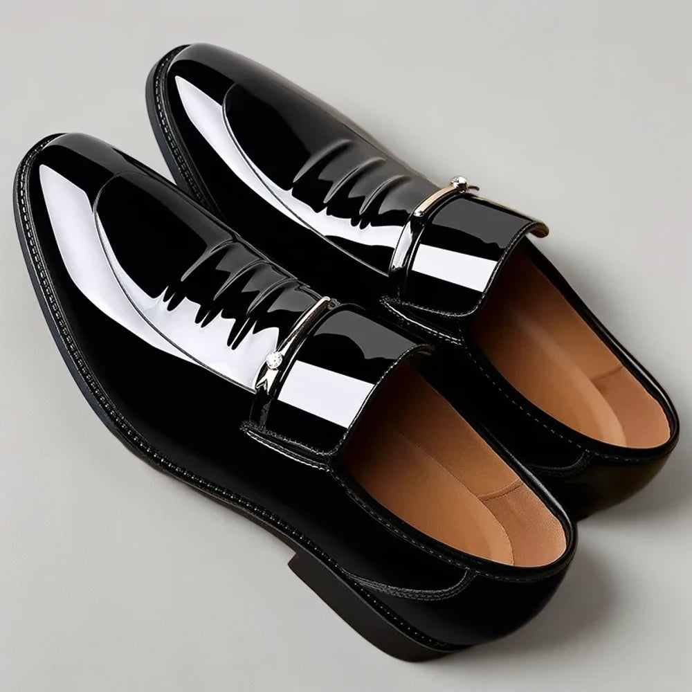 Profil latéral du mocassin loafer homme mettant en avant sa coupe élégante