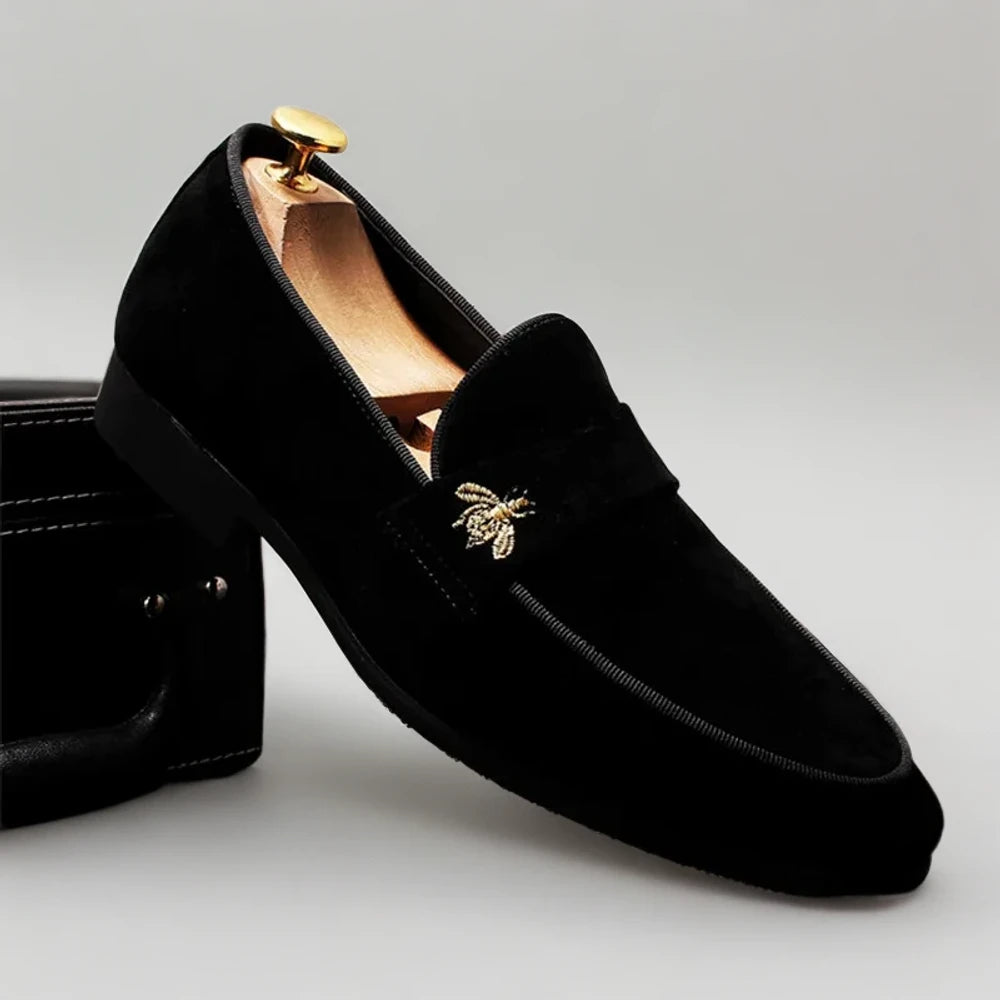 Détail du mocassin maison noir porté avec chaussette, confort quotidien