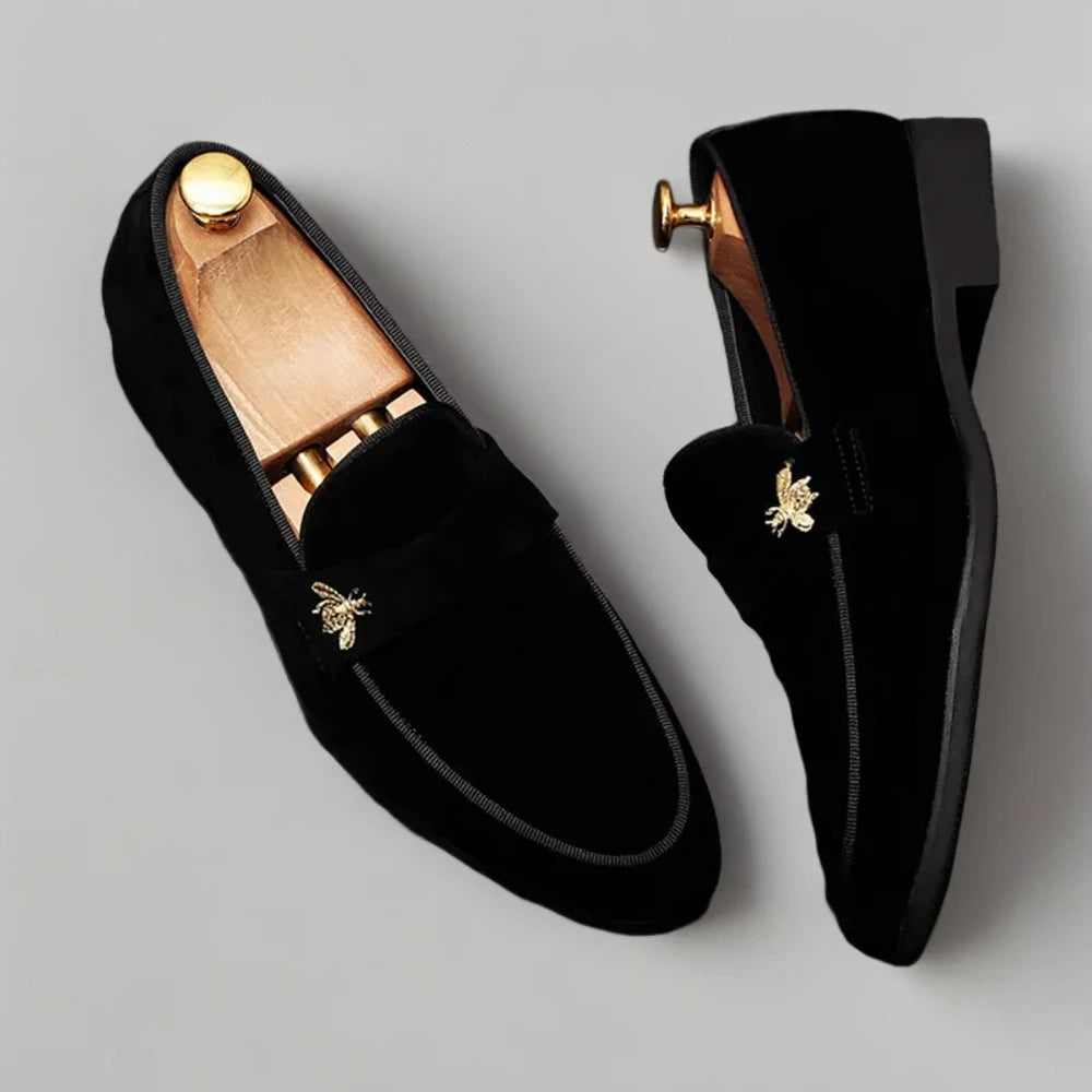 Maison mocassin en cuir suédé, détail de la broderie et texture premium