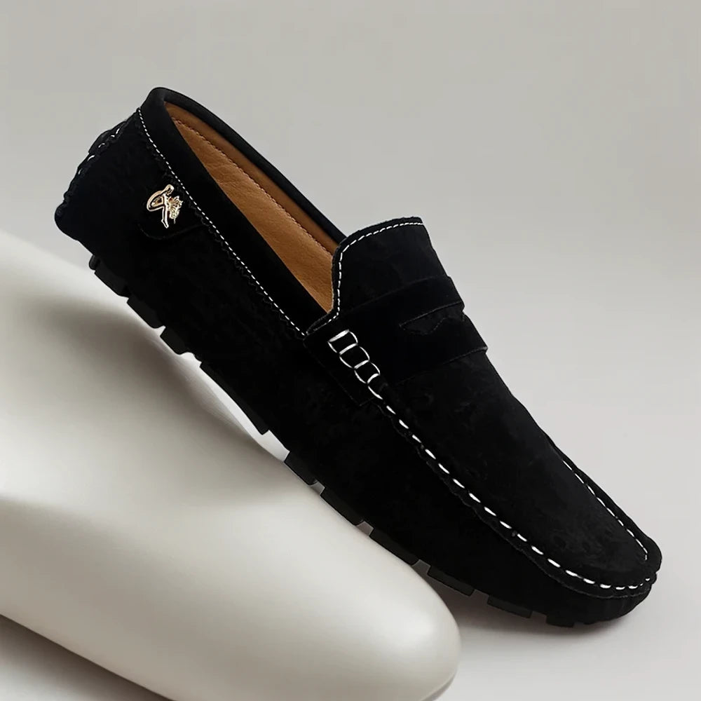Mocassin mariage rouge vif porté avec tenue décontractée chic et moderne