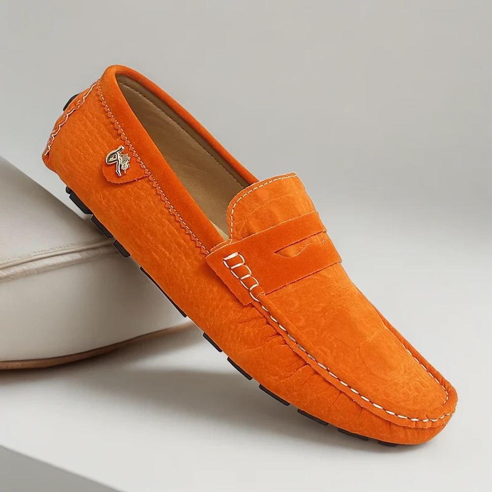 Mocassins mariage orange vibrant démontrant le confort et l'enfilement facile
