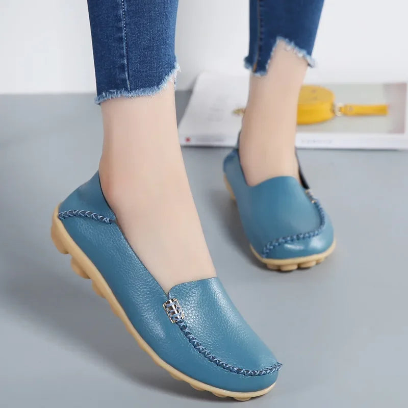 Mocassin femme en croûte de cuir souple, vue de profil