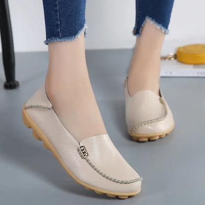 Mocassin femme porté en style décontracté chic