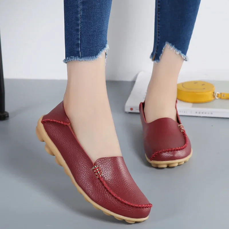 Mocassin mariage blanc lumineux porté avec costume formel