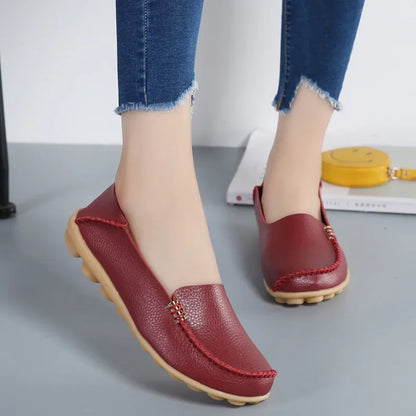 Mocassin mariage blanc lumineux porté avec costume formel