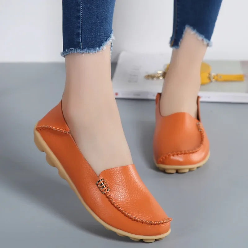 Mocassin femme enfilable sans effort, gros plan du design épuré
