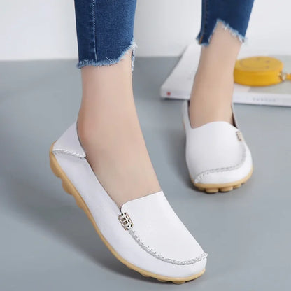 Paire de mocassins femme assortis, arrangement sur fond neutre