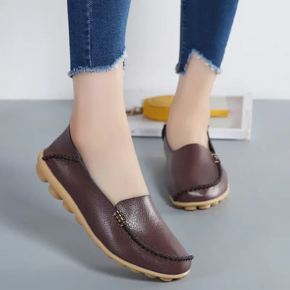 Mocassin mariage blanc crème, détail de la flexibilité de la croûte de cuir