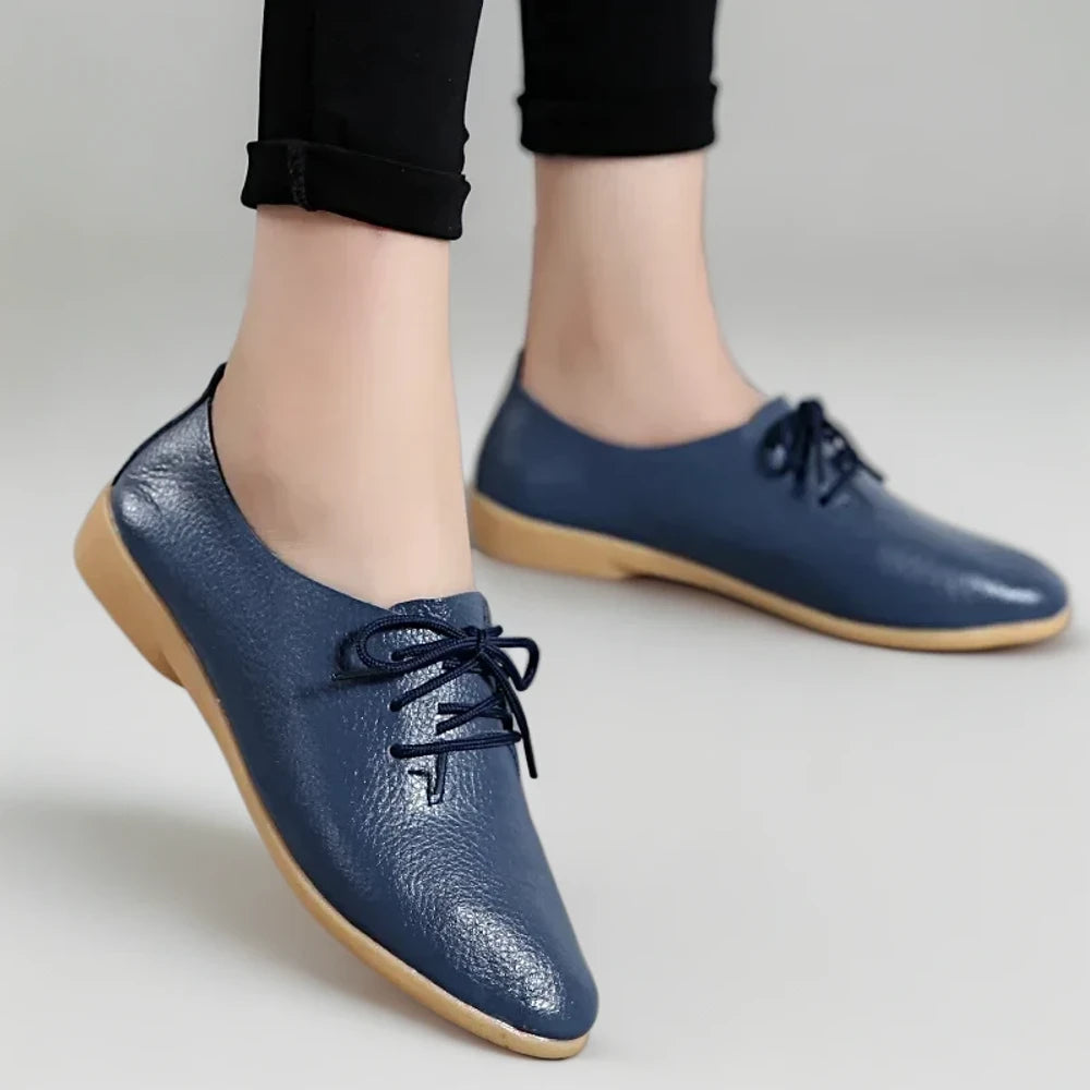 Mocassin marine femme porté au quotidien, détail du confort
