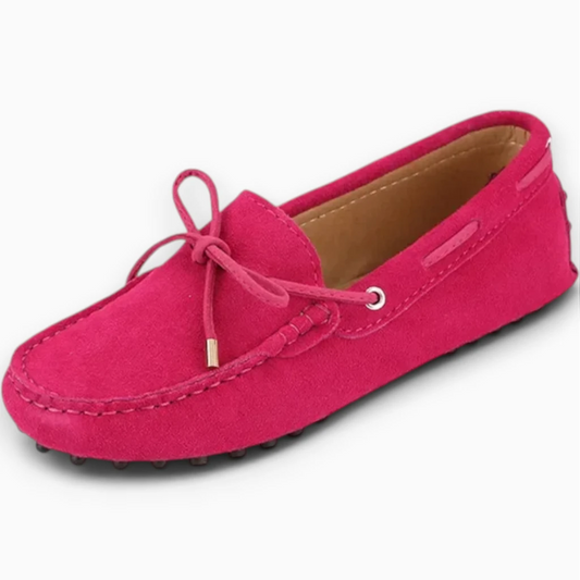 Mocassin marine femme en daim souple, vue de profil avec semelle à picots