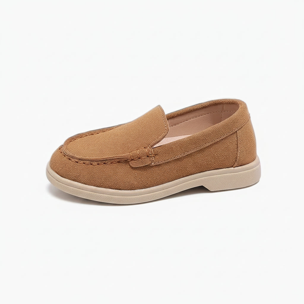Mocassin marron clair pour enfant avec semelle antidérapante, vue de profil