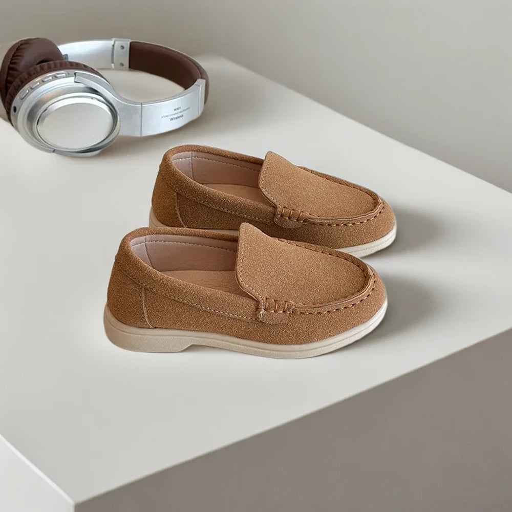 Mocassin enfant marron clair facile à enfiler, design simple et confortable
