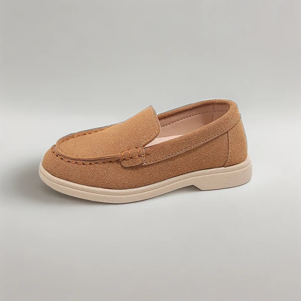 Détail de la semelle antidérapante du mocassin marron clair pour enfant
