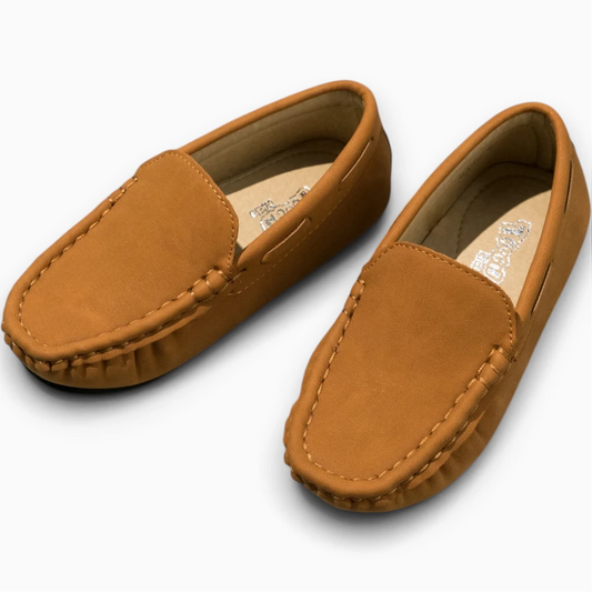 Mocassin enfant en cuir marron sans lacets, vue de face