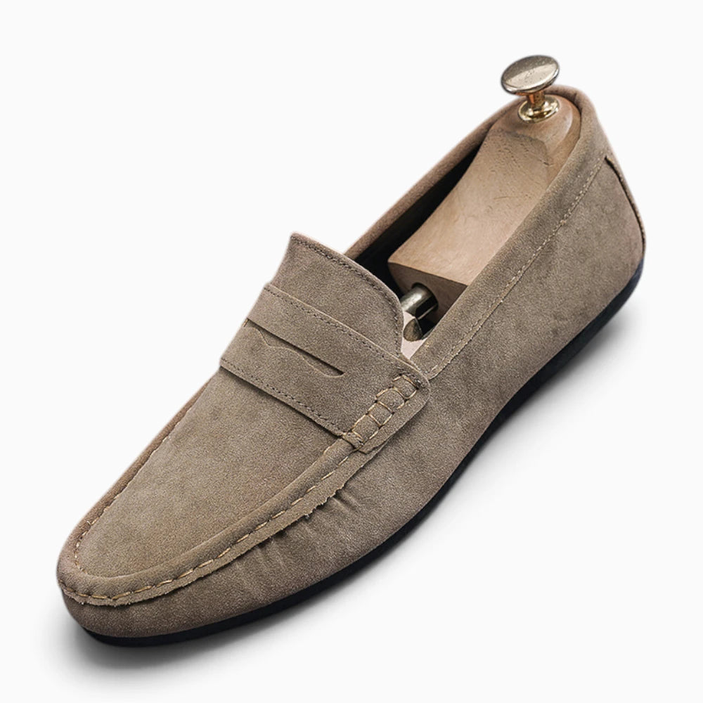 Mocassin moderne beige vue de trois-quarts, design épuré et enfiler