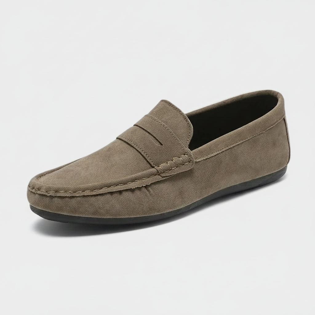 Mocassin moderne noir enfiler design épuré chaussure légère