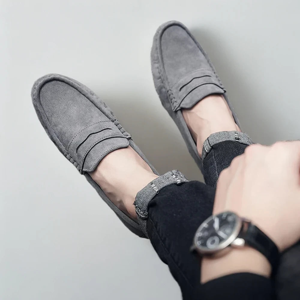 Mocassin moderne noir porté vue de dessus design actuel