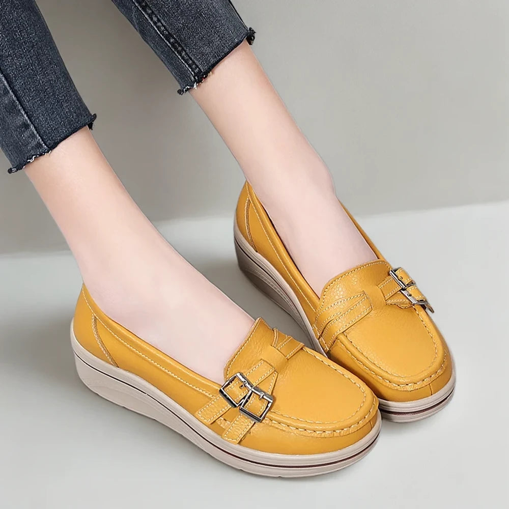 Détail du cuir respirant du mocassin montant femme en teinte caramel