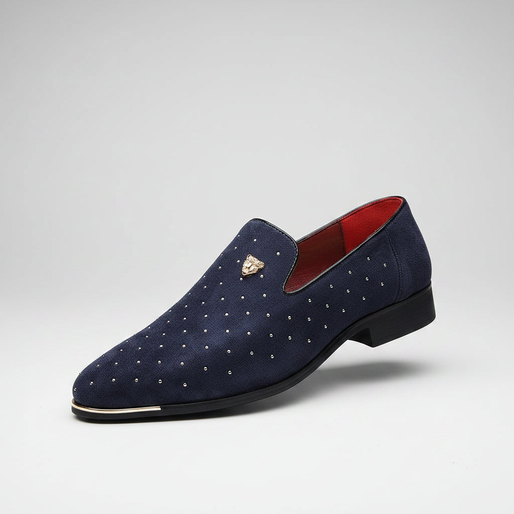 Mocassin montant homme en daim bleu marine, vue de profil mettant en avant sa silhouette élégante