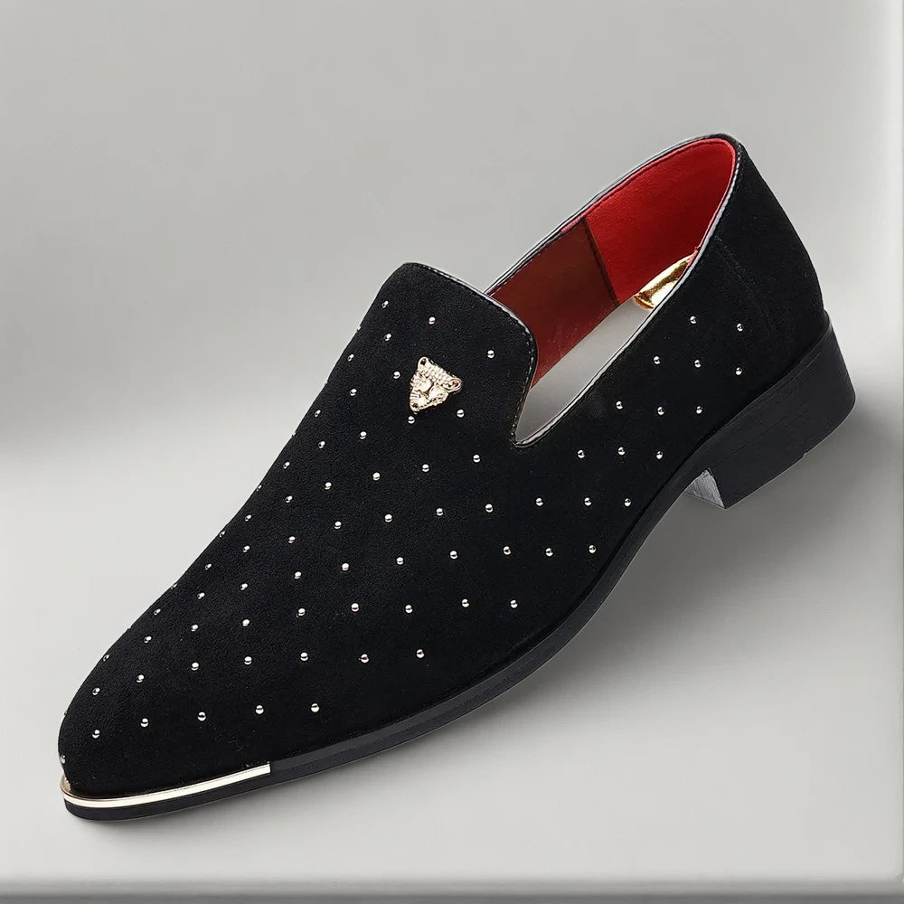 Mocassin montant homme noir porté avec costume business, démontrant son versatilité professionnelle