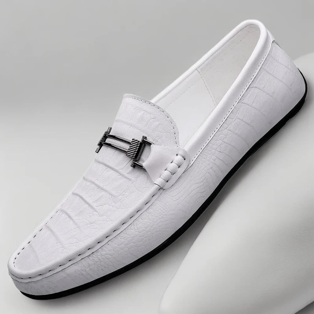 Détail du cuir premium du mocassin montante homme avec coutures apparentes