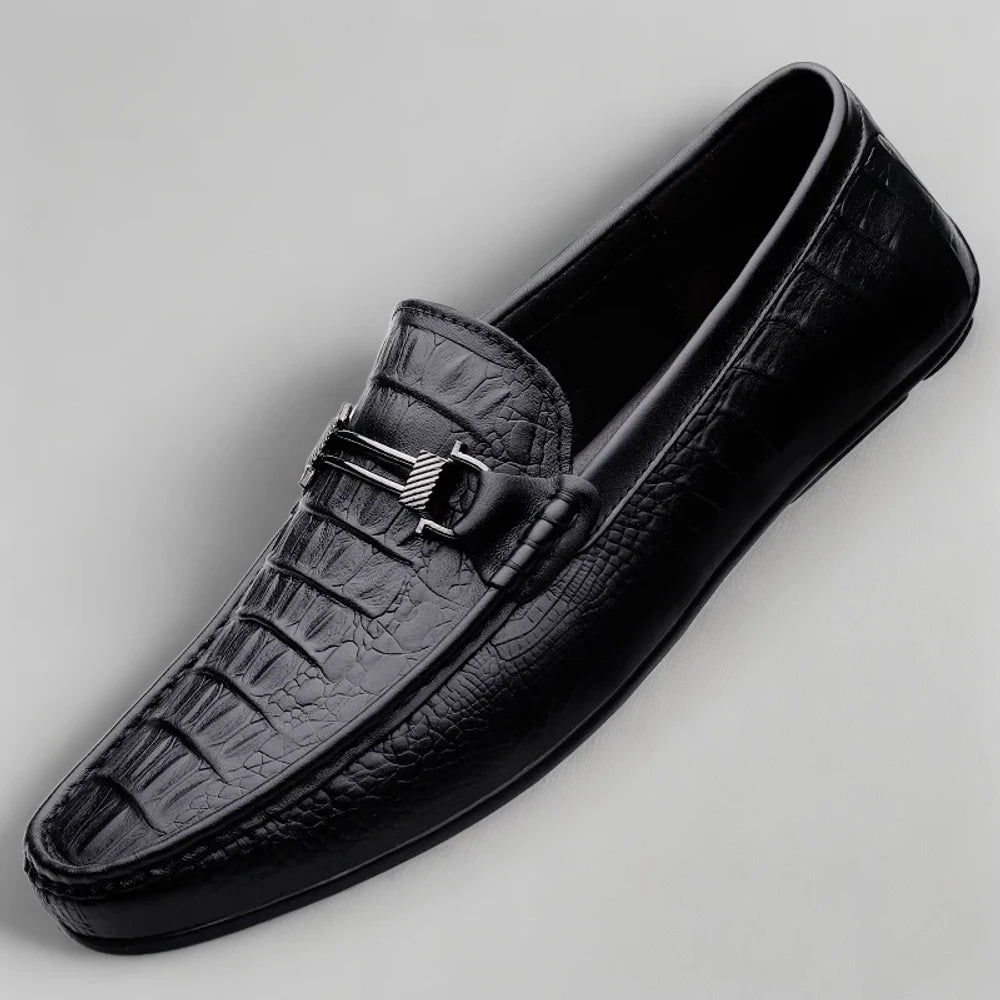 Mocassin montant homme blanc porté avec costume formel