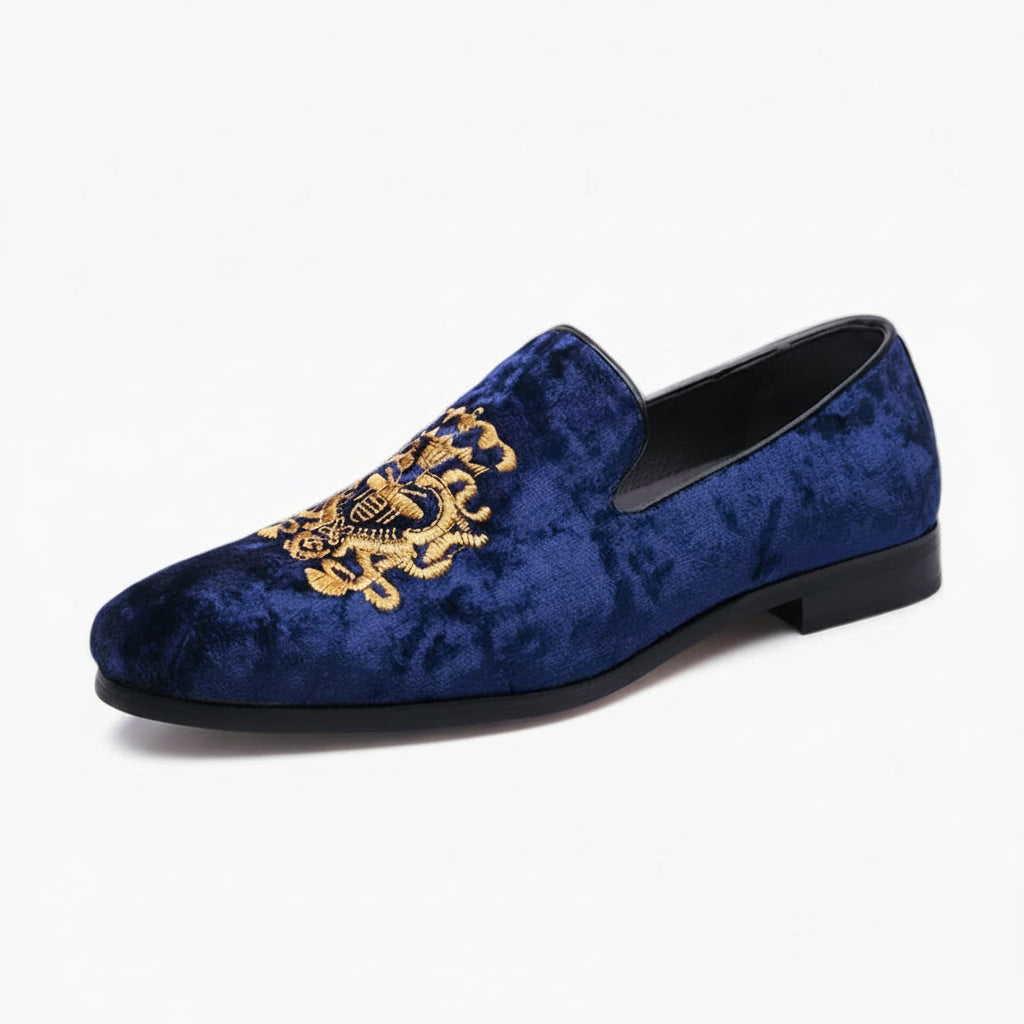 Mocassin mule en daim bleu avec broderie penny discrète, vue de trois quarts