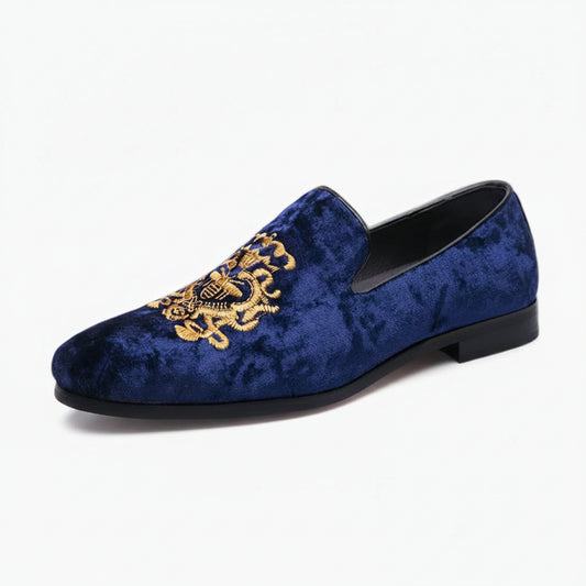 Mocassin mule en daim bleu avec broderie penny discrète, vue de trois quarts