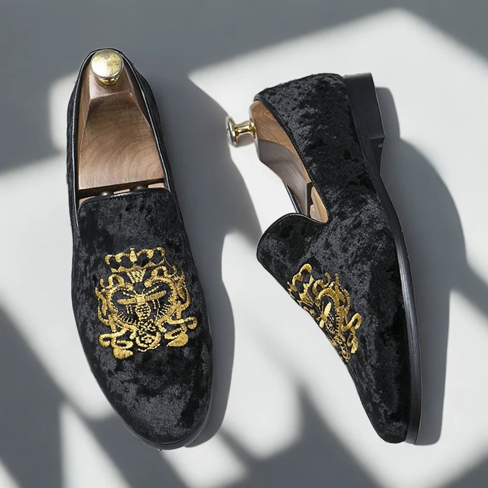 Chaussure mocassin mule bleu, détail de la broderie penny et du daim doux