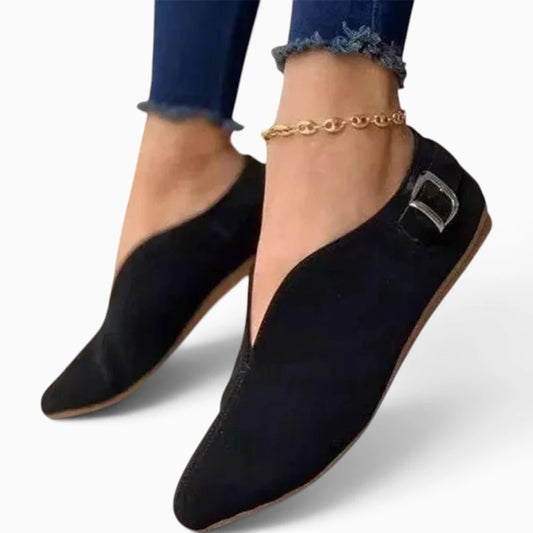 Mocassin multicolore femme aux teintes rétro portés avec une tenue décontractée d'été