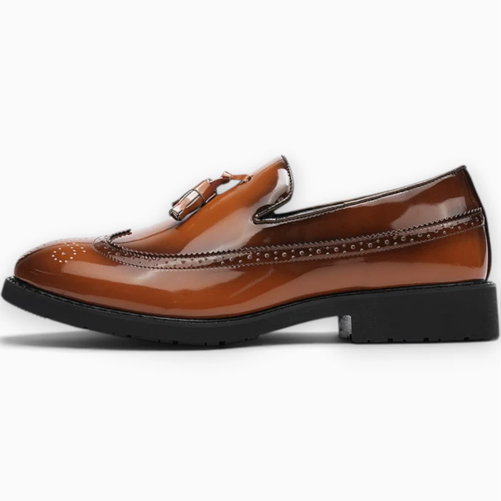 Mocassin noir vernis homme avec perforations brogue, vue de dessus sur fond neutre