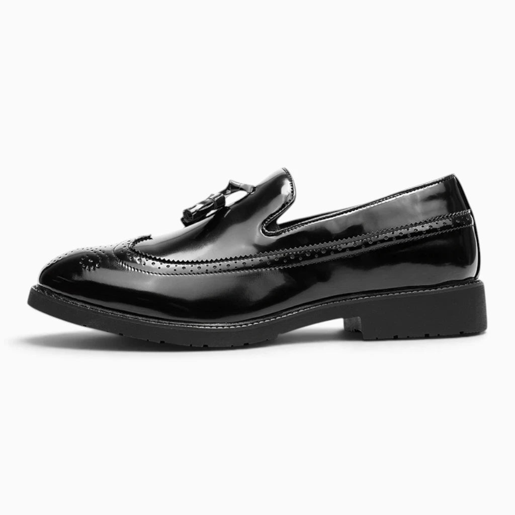 Mocassin vernis noir pour homme, détail du cuir brillant et des ornementations latérales