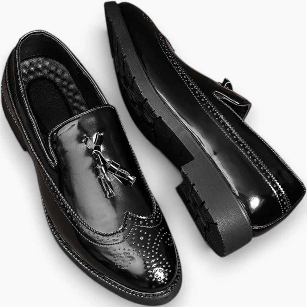 Mocassin homme vernis noir porté avec costume, profil vue de côté