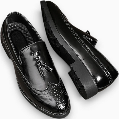 Mocassin homme vernis noir porté avec costume, profil vue de côté