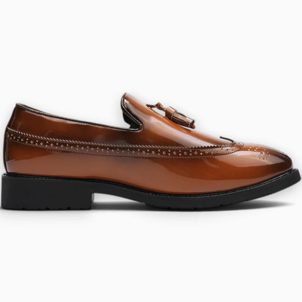 Mocassin homme noir vernis en cuir poli, pose trois-quarts en lumière naturelle