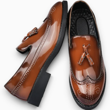 Mocassin vernis noir pour homme, paire complète sur fond blanc