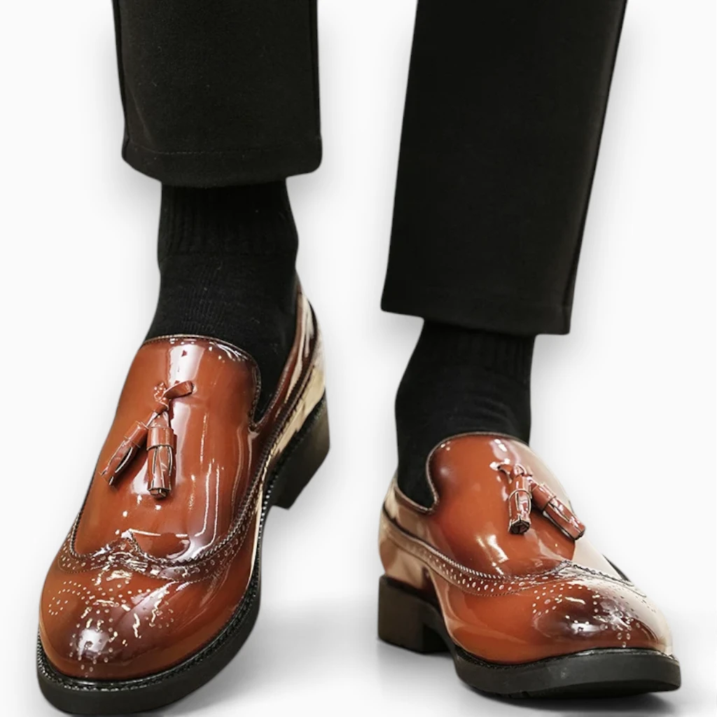 Mocassin homme vernis noir associé à tenue décontractée, prise de vue au sol