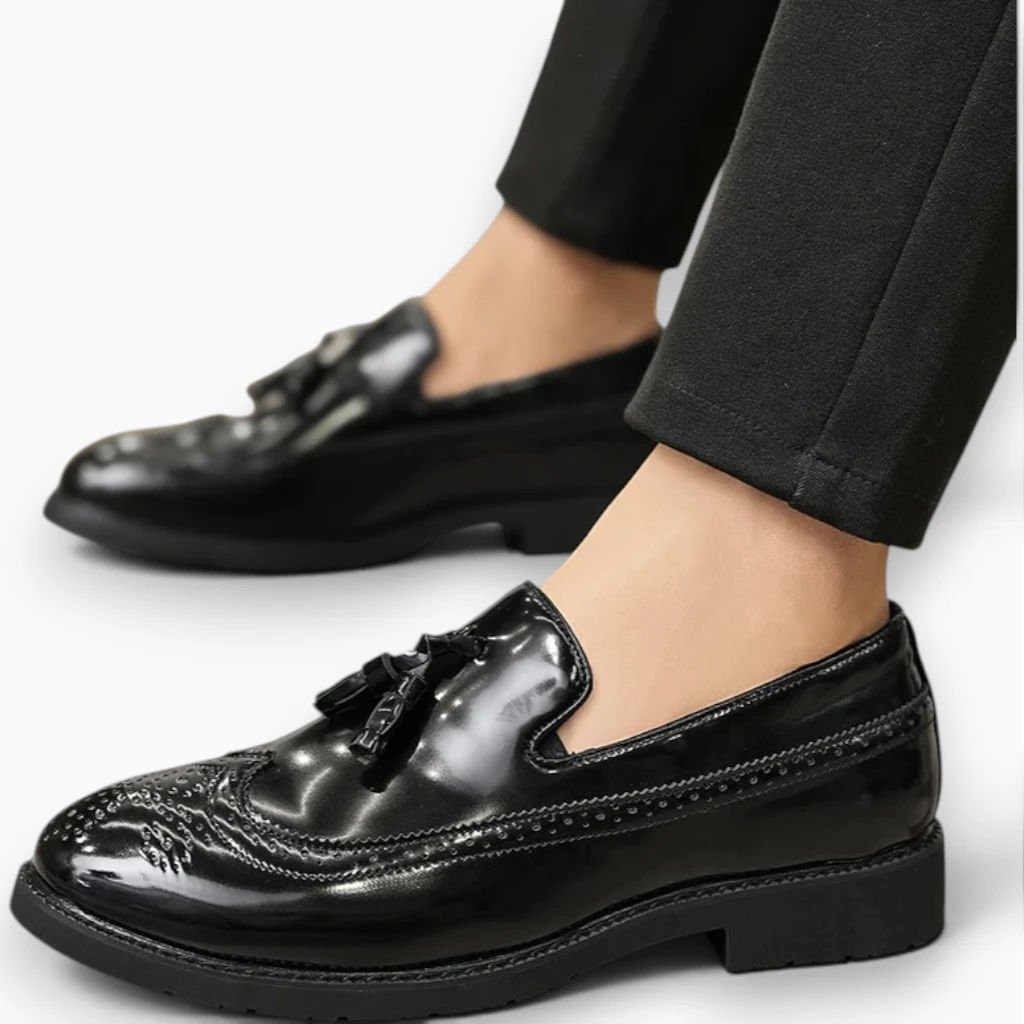 Mocassin noir vernis homme, détail des coutures et de la finition premium du cuir
